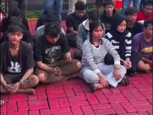 17 ABG di Bogor Diamankan Saat Hendak Tawuran, Celurit-Pedang Disita