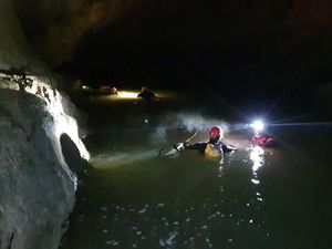 5 Orang Terjebak di Gua Slovenia, Lihat Proses Penyelamatannya 5 Orang Terjebak di Gua Slovenia, Lihat Proses Penyelamatannya
