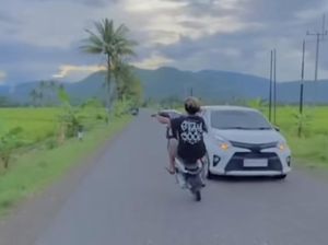 Remaja Bikin Konten Freestyle Motor di Soppeng Ditilang-Didenda Rp 2,5 Juta Remaja Bikin Konten Freestyle Motor di Soppeng Ditilang-Didenda Rp 2,5 Juta