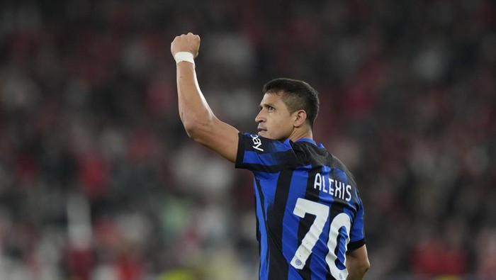 Inter Milans Alexis Sanchez celebrates after he scored his sides third goal during the Champions League group D soccer match between SL Benfica and Inter Milano at the Luz stadium in Lisbon, Wednesday, Nov. 29, 2023. (AP Photo/Armando Franca)