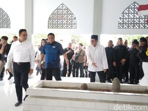 Anies Diteriaki Presiden Saat Ziarah ke Makam Nani Wartabone di Gorontalo