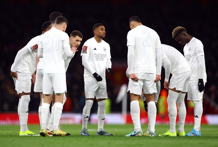 Soccer Football -  FA Cup - Third Round - Arsenal v Liverpool - Emirates Stadium, London, Britain - January 7, 2024 Arsenals Reiss Nelson with teammates before the match while wearing white Arsenal home shirts as part of the No More Red campaign to keep young people safe from knife crime and youth violence Action Images via Reuters/Matthew Childs