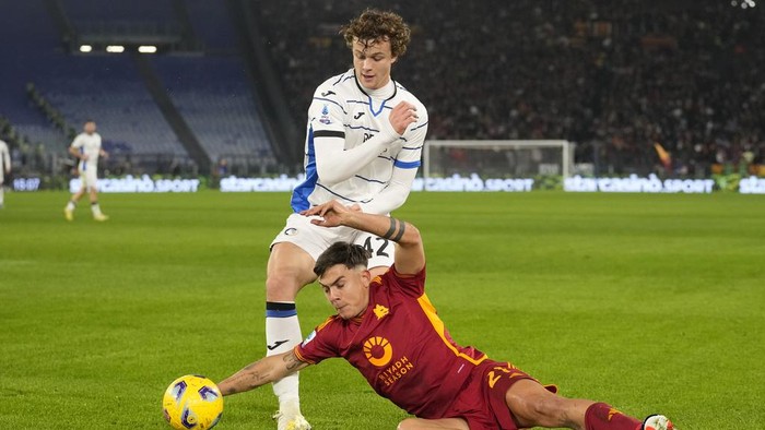 Atalantas Giorgio Scalvini, top, and Romas Paulo Dybala vie for the ball during the Serie A soccer match between Roma and Atalanta, at Romes Olympic Stadium, Sunday, Jan. 7, 2024. (AP Photo/Andrew Medichini)