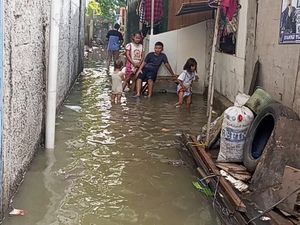 Turap di Kembangan Utara Jakbar Selesai Dibangun, Warga Masih Kebanjiran Turap di Kembangan Utara Jakbar Selesai Dibangun, Warga Masih Kebanjiran