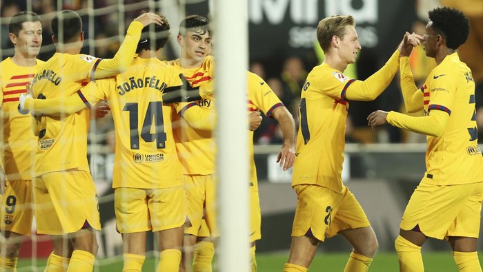 Barcelonas Joao Felix, third from left, celebrates with teammates after scoring the opening goal during the Spanish La Liga soccer match between Valencia and Barcelona at the Mestalla stadium in Valencia, Spain, Saturday, Dec. 16, 2023. (AP Photo/Alberto Saiz)