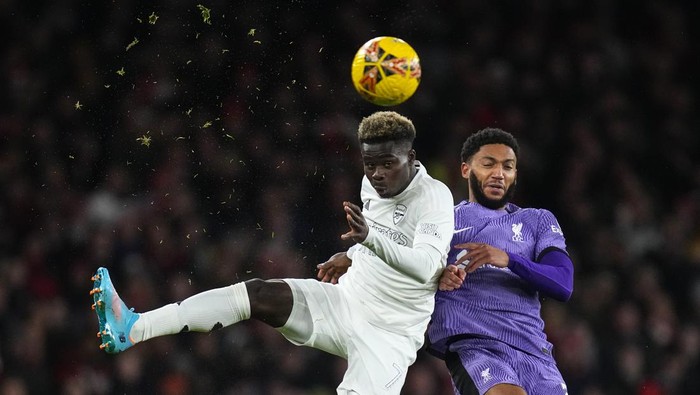 Arsenals Bukayo Saka, left, fights for the ball with Liverpools Joe Gomez during the English FA Cup soccer match between Arsenal and Liverpool at Emirates stadium in London, Sunday, Jan. 7, 2024. (AP Photo/Kirsty Wigglesworth)
