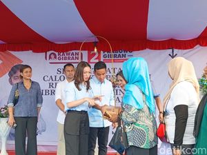 Gibran-Raffi Ahmad Bagi Makan-Susu Gratis di Maluku Tengah