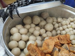 Kisah Penjual Cilok yang Bikin Bangga Sampai Bikin Sedih