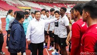 Prabowo yang juga menjabat sebagai Menhan turut berbincang dengan squad timnas.