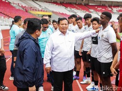 Prabowo yang juga menjabat sebagai Menhan turut berbincang dengan squad timnas.