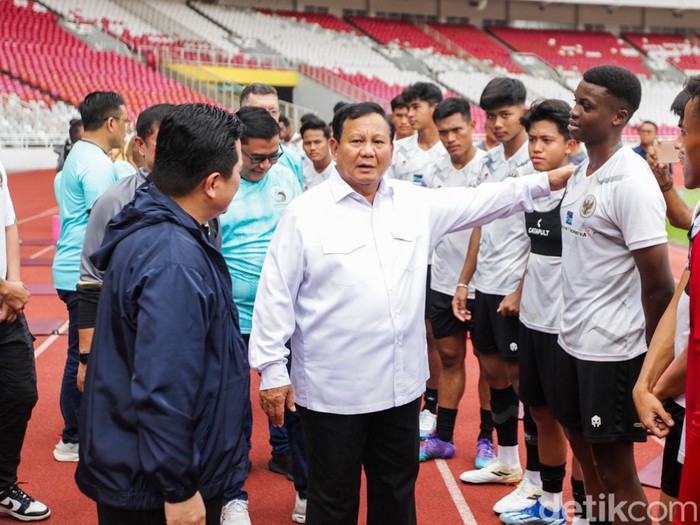 Pendiri Garuda Yaksa Football Academy Prabowo Subianto menyapa squad timnas Indonesia U-20. Timnas U-20 saat ini sedang menjalani pemusatan latihan di GBK, Jakarta, Senin (8/1/2024).