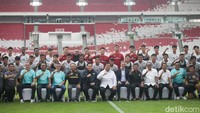 Prabowo, Erick Thohir, dan jajaran PSSI berfoto bersama squad Timnas U-20.