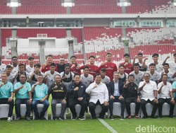 Prabowo, Erick Thohir, dan jajaran PSSI berfoto bersama squad Timnas U-20.