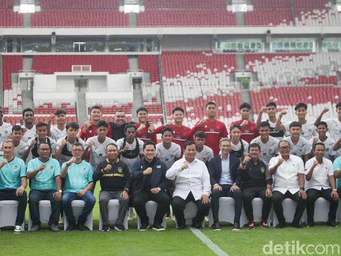 Pendiri Garuda Yaksa Football Academy Prabowo Subianto menyapa squad timnas Indonesia U-20. Timnas U-20 saat ini sedang menjalani pemusatan latihan di GBK, Jakarta, Senin (8/1/2024).