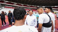 Prabowo ditemani Ketum PSSI Erick Thohir hingga coach Indra Sjafri saat menyapa squad Garuda muda.