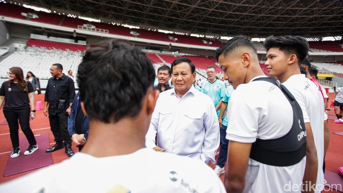 Pendiri Garuda Yaksa Football Academy Prabowo Subianto menyapa squad timnas Indonesia U-20. Timnas U-20 saat ini sedang menjalani pemusatan latihan di GBK, Jakarta, Senin (8/1/2024).