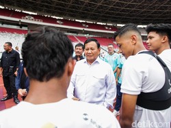 Prabowo ditemani Ketum PSSI Erick Thohir hingga coach Indra Sjafri saat menyapa squad Garuda muda.