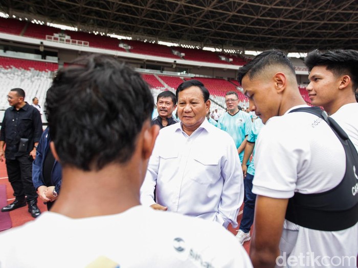 Pendiri Garuda Yaksa Football Academy Prabowo Subianto menyapa squad timnas Indonesia U-20. Timnas U-20 saat ini sedang menjalani pemusatan latihan di GBK, Jakarta, Senin (8/1/2024).