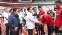 Prabowo menyapa squad timnas Indonesia U-20 di Stadion Utama Gelora Bung Karno (SUGBK), Jakarta, Senin (8/1/2024). Kapasitas Prabowo sebagai pendiri Garuda Yaksa Football Academy yang bekerja sama dengan Aspire Academy di lokasi yang sama.