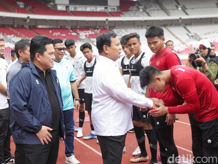Pendiri Garuda Yaksa Football Academy Prabowo Subianto menyapa squad timnas Indonesia U-20. Timnas U-20 saat ini sedang menjalani pemusatan latihan di GBK, Jakarta, Senin (8/1/2024).