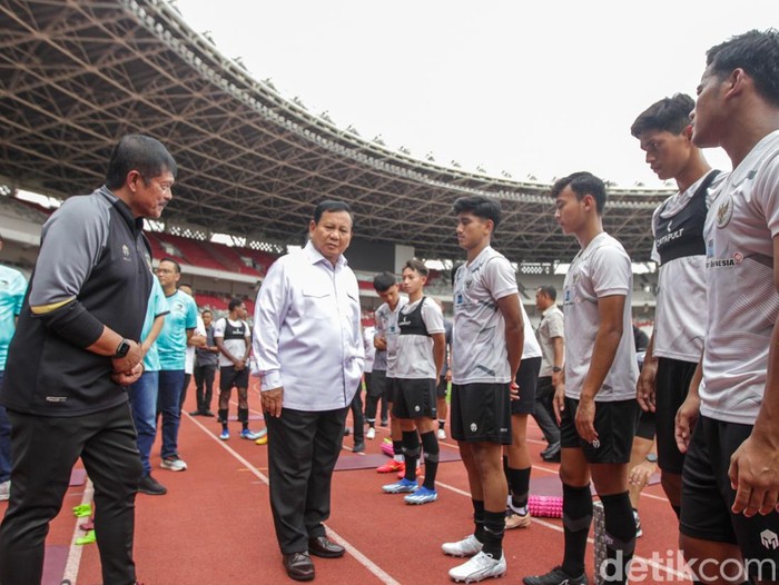 Pendiri Garuda Yaksa Football Academy Prabowo Subianto menyapa squad timnas Indonesia U-20. Timnas U-20 saat ini sedang menjalani pemusatan latihan di GBK, Jakarta, Senin (8/1/2024).