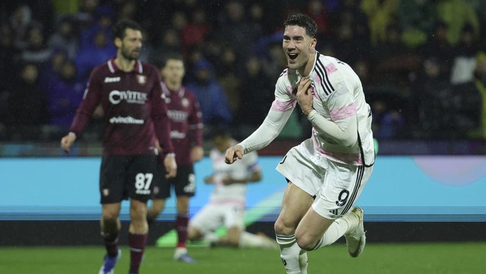 Juventus Dusan Vlahovic celebrates after scoring his sides second gol during the Serie A soccer match between Salernitana and Juventus at the Arechi stadium in Salerno, Italy, Sunday, Jan. 7, 2024. (Alessandro Garofalo/LaPresse via AP)