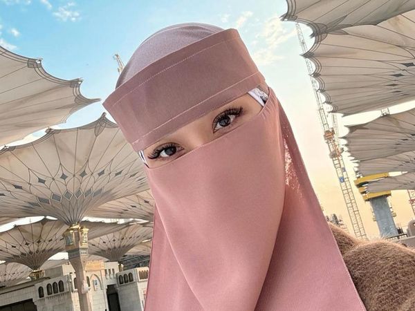8 Foto Gaya Bunga Citra Lestari Pakai Cadar Saat Umrah Pertama Kali