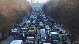 Puluhan Traktor Kembali Turun ke Jalan Bikin Lalin di Berlin Lumpuh