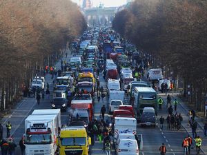 Puluhan Traktor Kembali Turun ke Jalan Bikin Lalin di Berlin Lumpuh Puluhan Traktor Kembali Turun ke Jalan Bikin Lalin di Berlin Lumpuh
