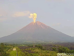 Gunung Semeru Semburkan Abu Setinggi 2 KM, Pendakian Masih Ditutup