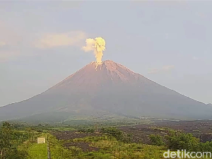 Gunung Semeru Semburkan Abu Setinggi 2 KM, Pendakian Masih Ditutup