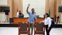 Senyum Haris Azhar-Fatia Saat Divonis Bebas
