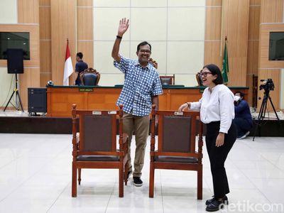 Senyum Haris Azhar-Fatia Saat Divonis Bebas