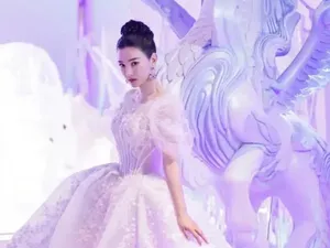 Viral, Aktris Ini Bungkus Pinggang dengan Plastic Wrap Demi Muat Pakai Gaun