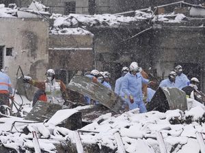 Hujan Salju Hambat Bantuan dan Pencarian Korban Gempa Jepang Hujan Salju Hambat Bantuan dan Pencarian Korban Gempa Jepang