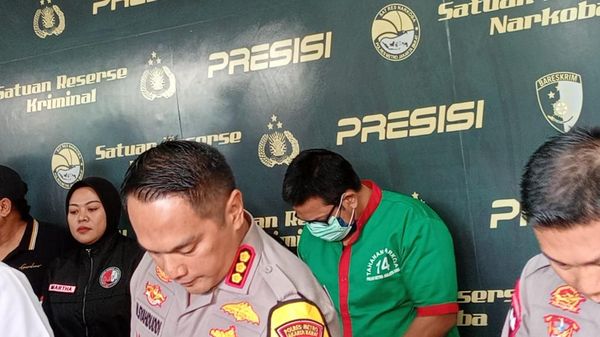Ibra Azhari Hanya Tertunduk saat Polisi Perlihatkan Barang Bukti Narkoba