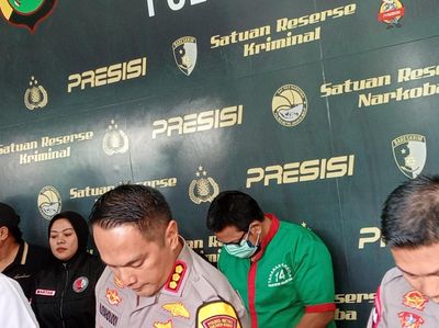 Ibra Azhari Hanya Tertunduk saat Polisi Perlihatkan Barang Bukti Narkoba