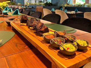 Rekomendasi Hunting Iga Bakar dan Seafood di Papan 1 Meter