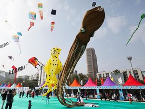 Gurita hingga Macan Tutul Raksasa Beterbangan di Langit India