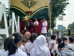 Duka Insiden KA Cicalengka, Murid SD Bawa Bunga Krisan ke Solo Balapan