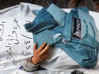 Isak Tangis Iringi Pemakaman Jurnalis yang Tewas Dibom Israel