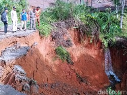 Hujan Deras, Akses Jalan Desa di Sukabumi Terputus