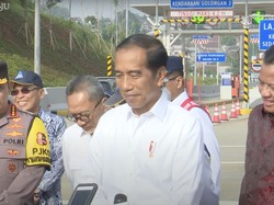 Jokowi Tersenyum Saat Ditanya soal Anies Singgung Etik di Debat Pilpres