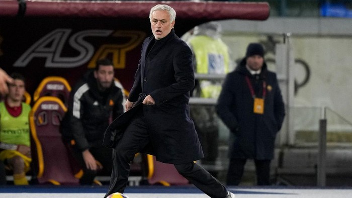 Romas head coach Jose Mourinho goes for the ball after a foul during the Serie A soccer match between Roma and Atalanta, at Romes Olympic Stadium, Sunday, Jan. 7, 2024. (AP Photo/Andrew Medichini)