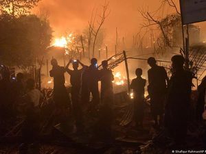 Kamp Rohingya Terbakar, Ribuan Pengungsi Kehilangan Tempat Tinggal Kamp Rohingya Terbakar, Ribuan Pengungsi Kehilangan Tempat Tinggal