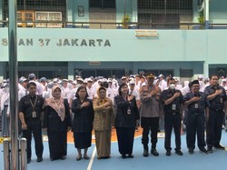 Polisi Jadi Inspektur Upacara SMA di Jaksel, Minta Siswa Hindari Narkoba