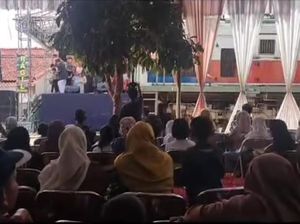 Assalamualaikum, Ada Kereta Numpang Lewat di Kondangan Warga Assalamualaikum, Ada Kereta Numpang Lewat di Kondangan Warga