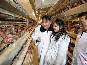 Momen Kim Jong Un Ajak Puterinya Tengok Peternakan Ayam