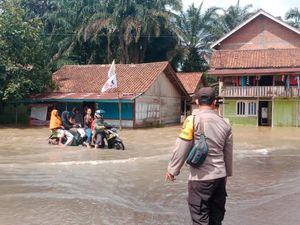 Sungai Temelat Meluap Rendam Rumah-Jalan, Polres Musi Rawas Imbau Hati-hati