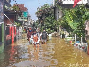 Kala Siswa dan Senja Menerjang Banjir Bandung: Siapkan Celana Ganti